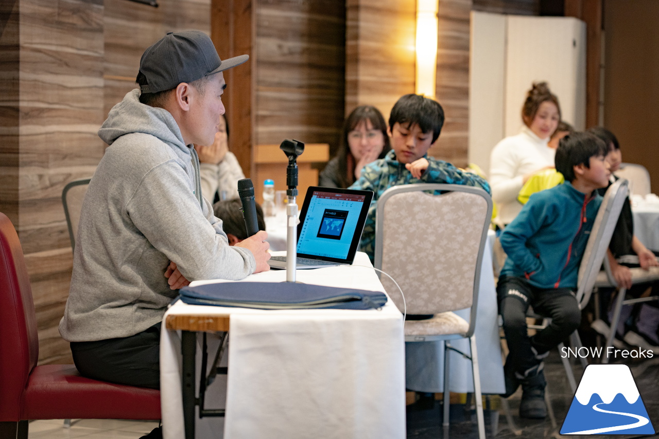 井山敬介さんと秋元日菜子さんのコンビは今年も健在！さらに、サプライズゲストも登場？！憧れのスキーヤーと一緒に雪と戯れ、『いちえ』の美味しいランチをいただく…。夢のようなイベント。めもるホールディングス presents プロスキーヤー・井山敬介さんと行く｜ダイナスティスキーリゾート
